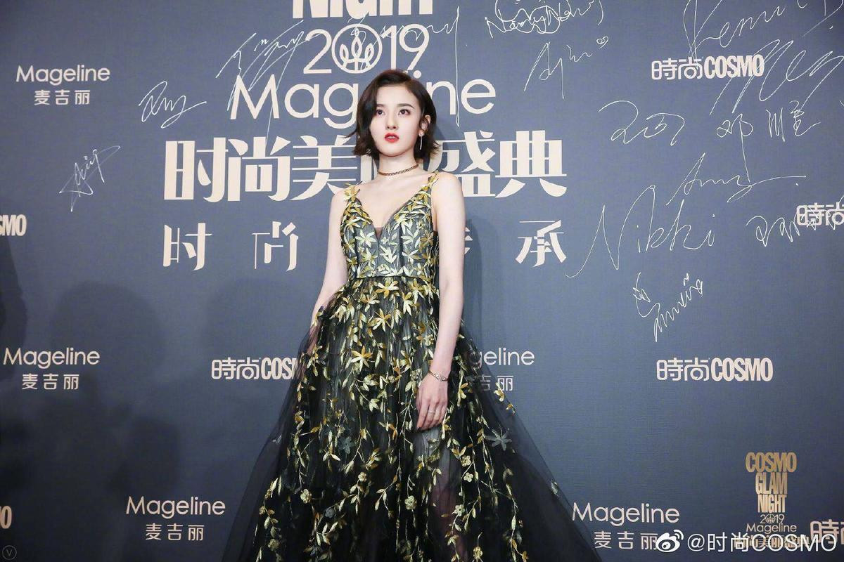 Thảm đỏ 'Cosmo 2019': Yoona đọ sắc Cổ Lực Na Trát, Tiêu Chiến - Thái Từ Khôn cực điển trai Ảnh 22