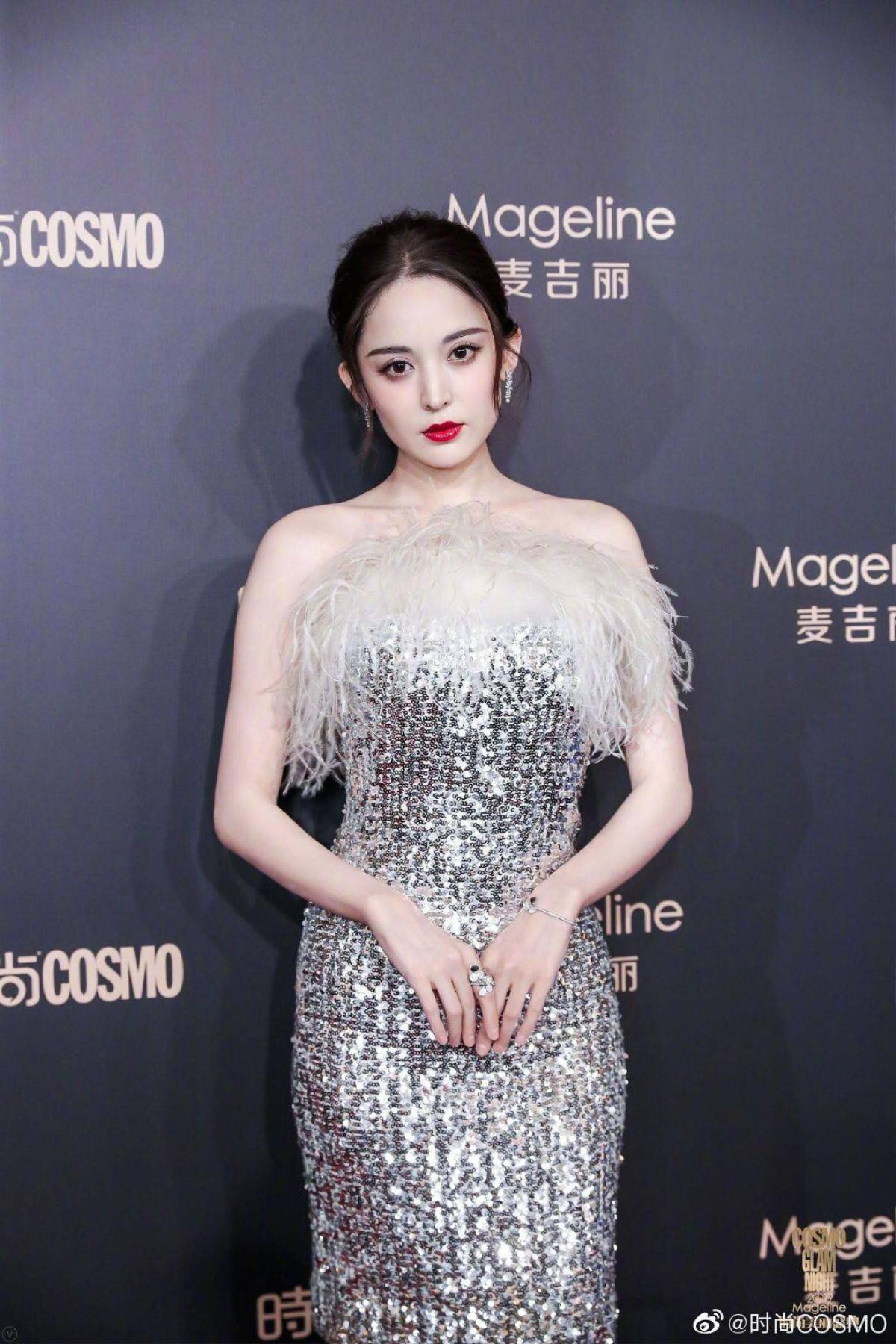 Thảm đỏ 'Cosmo 2019': Yoona đọ sắc Cổ Lực Na Trát, Tiêu Chiến - Thái Từ Khôn cực điển trai Ảnh 12