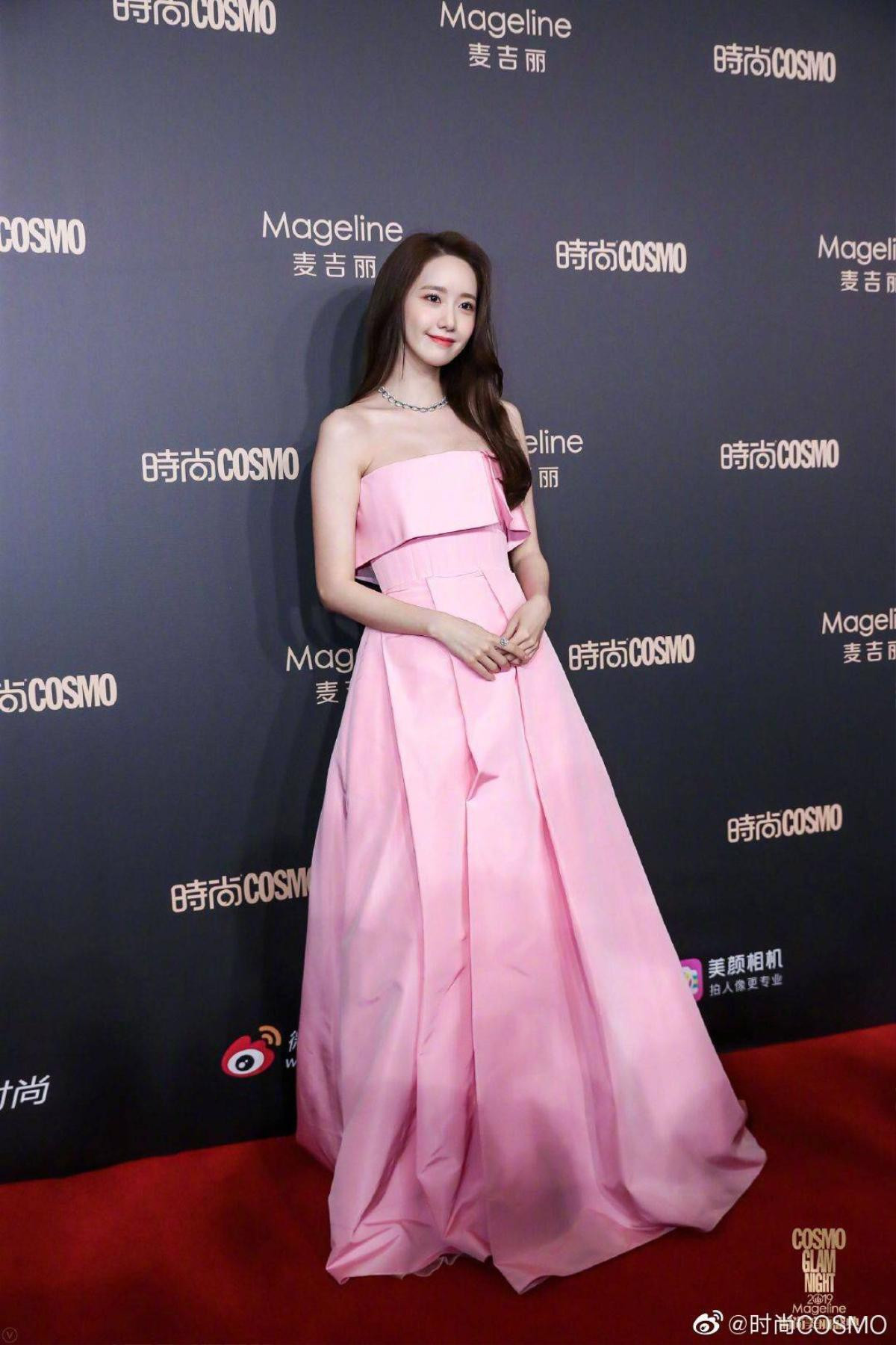 Thảm đỏ 'Cosmo 2019': Yoona đọ sắc Cổ Lực Na Trát, Tiêu Chiến - Thái Từ Khôn cực điển trai Ảnh 2