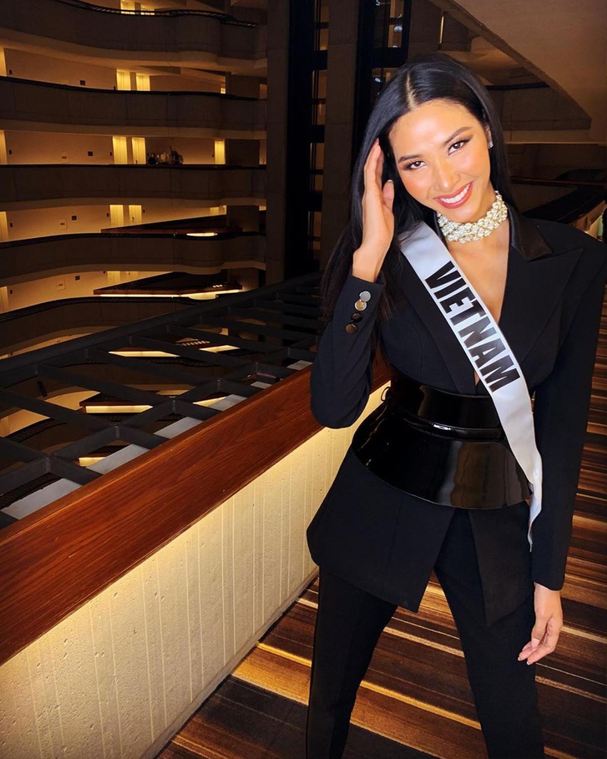 Bỏ váy đầm, Hoàng Thùy lần đầu diện suit đen kín đáo: Chuẩn style vòng Interview Miss Universe? Ảnh 7