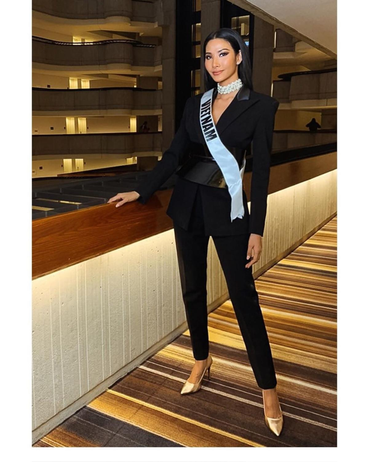 Bỏ váy đầm, Hoàng Thùy lần đầu diện suit đen kín đáo: Chuẩn style vòng Interview Miss Universe? Ảnh 8