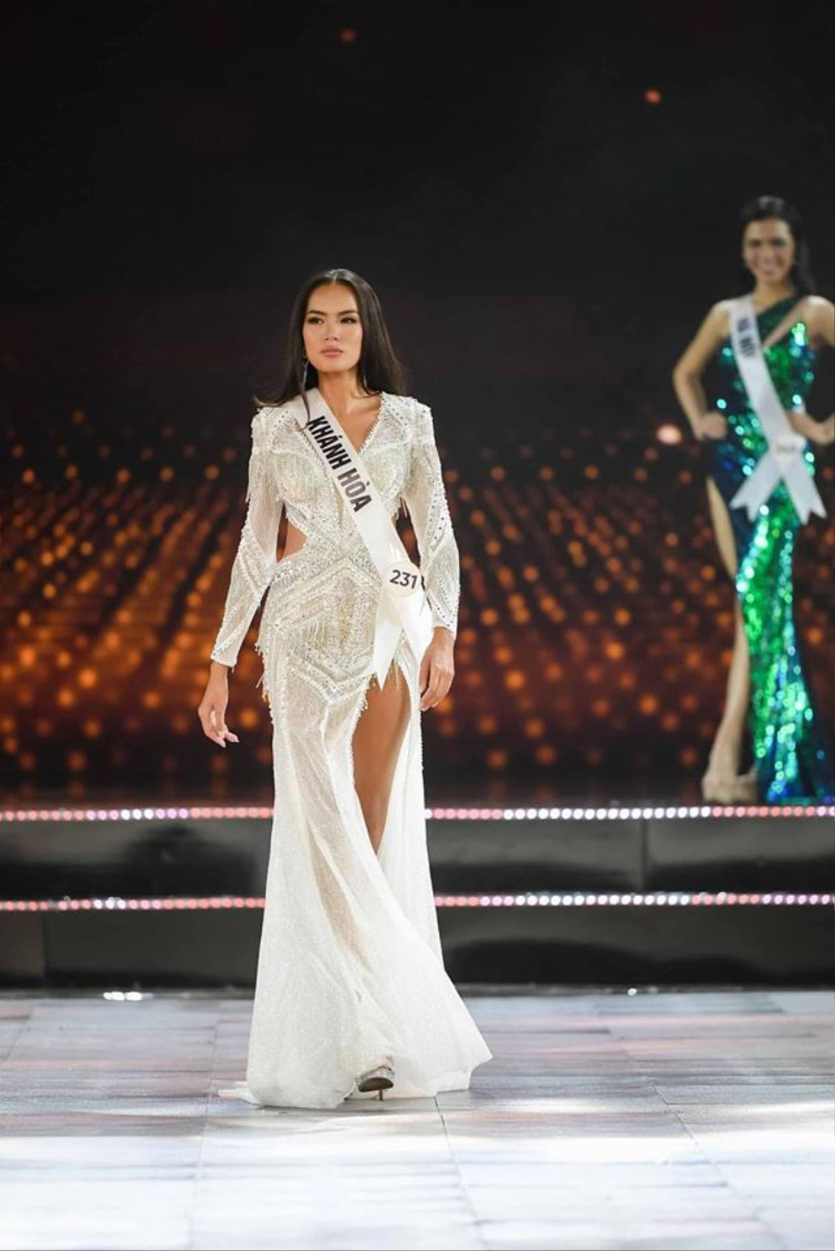 Top 10 đầm dạ hội xuất sắc nhất bán kết Miss Universe Việt Nam, xẻ tà chiếm thế thượng phong Ảnh 2