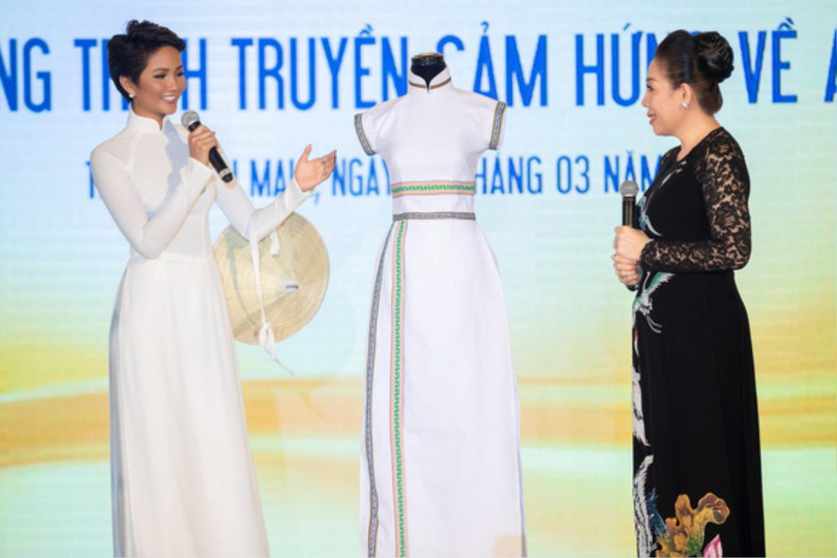 Trước thời khắc chuyển giao quyền lực, chiêm ngưỡng lại những bộ cánh 'để đời' của H'Hen Niê trong nhiệm kỳ Ảnh 14