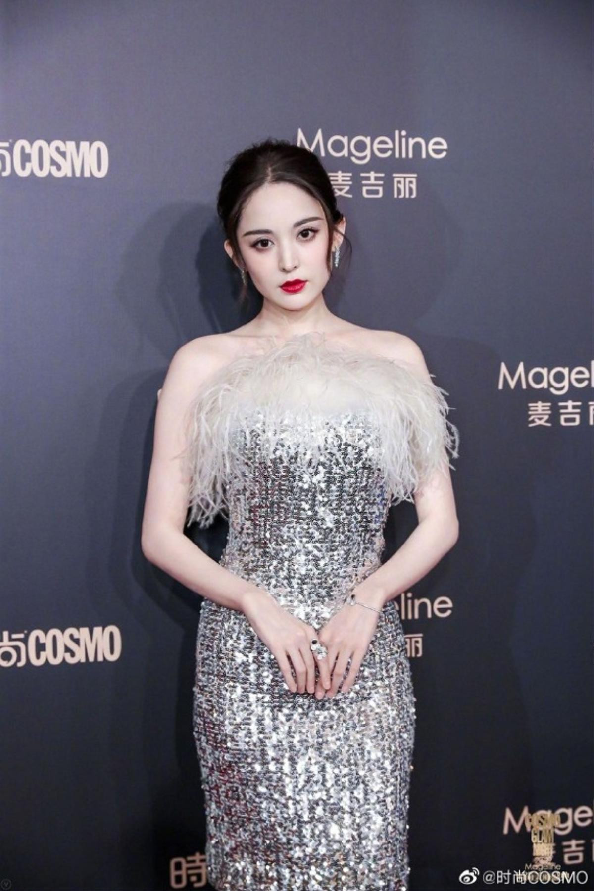 Yoona, Angelababy, Địch Lệ Nhiệt Ba váy vóc lấp lánh, bung xòe 'đọ sắc' bất phân thắng bại trên thảm đỏ Ảnh 8