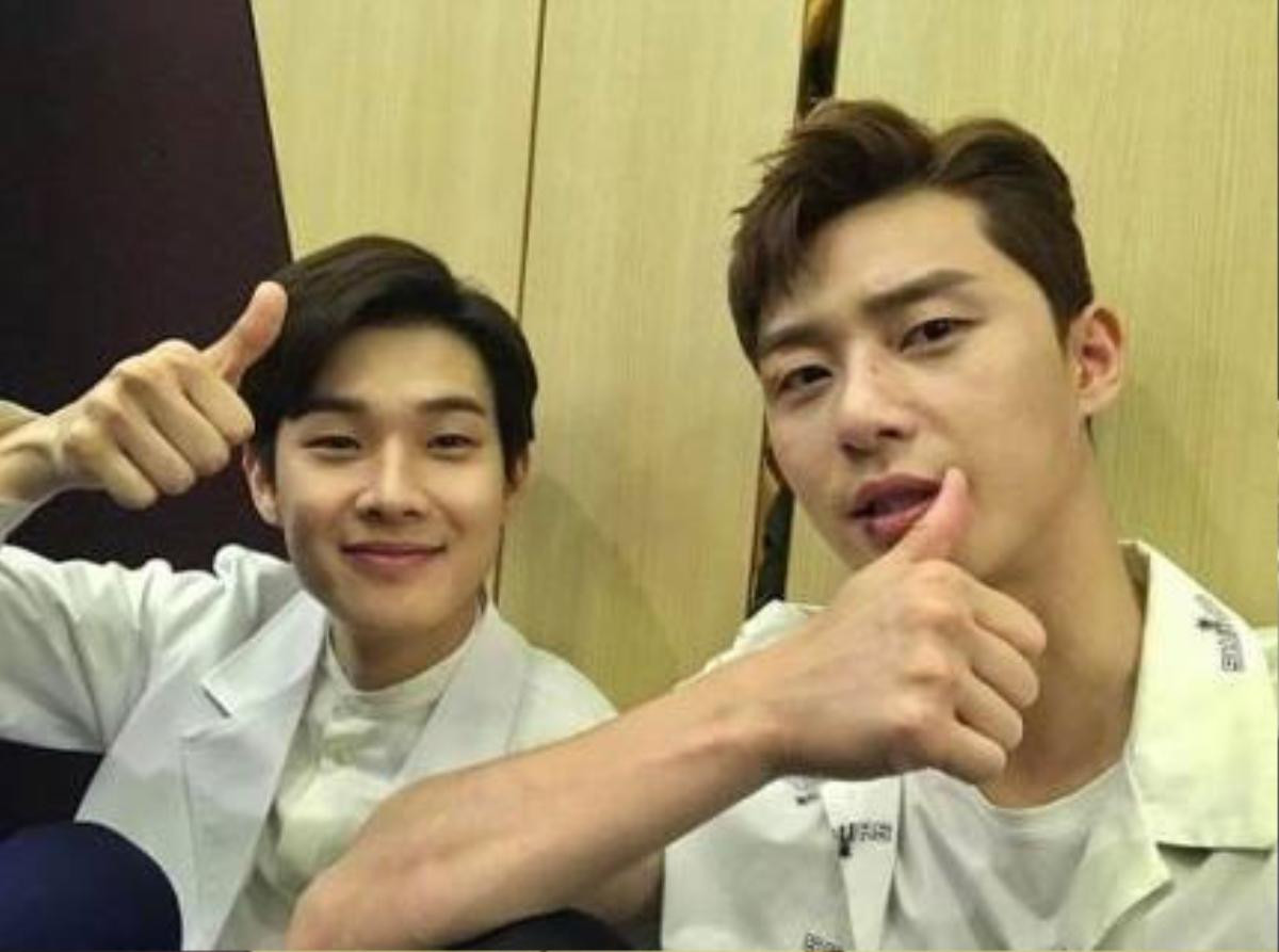 Park Bo Gum được khen ngợi vì nghĩa cử này khi đến Nhật Bản - Park Seo Joon và Choi Woo Shik chứng tỏ tình bạn thân thiết Ảnh 5