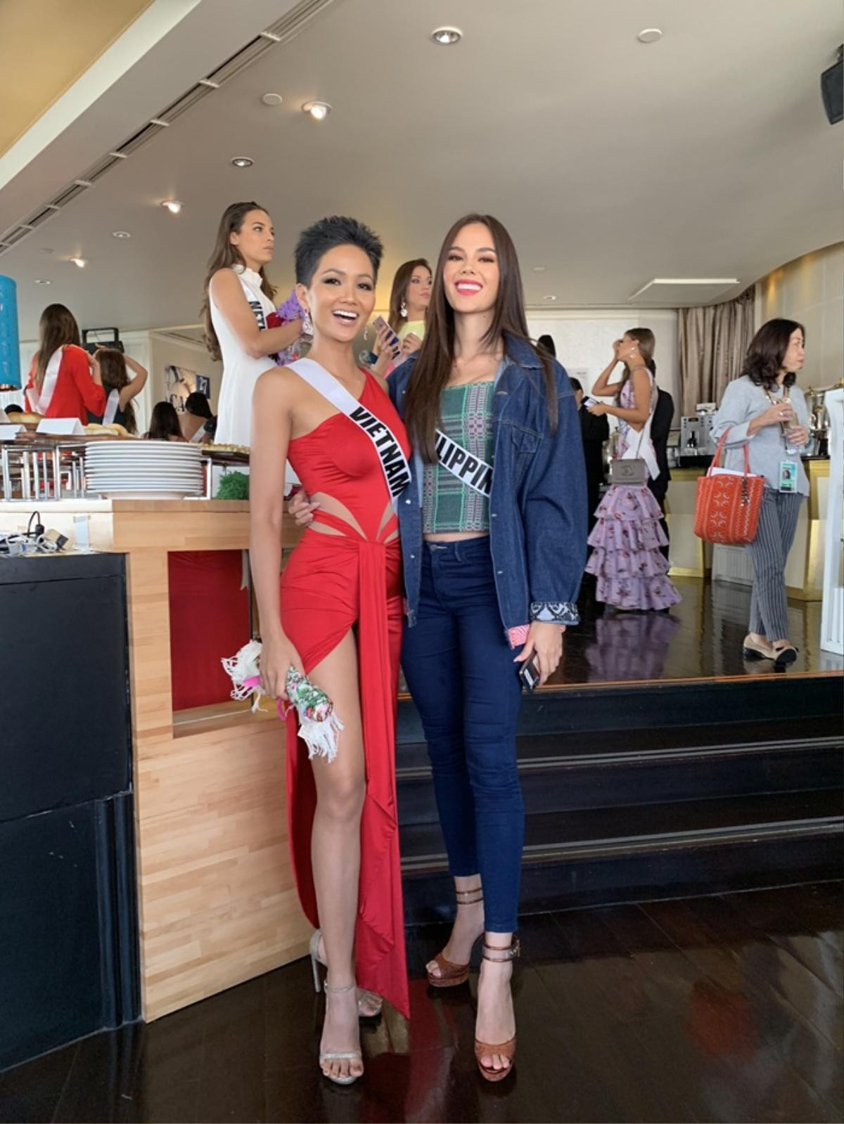 Diện váy xẻ, Hoàng Thùy khiến fan sướng điên người khi lấn át cả đương kim Miss Universe Catriona Gray Ảnh 2