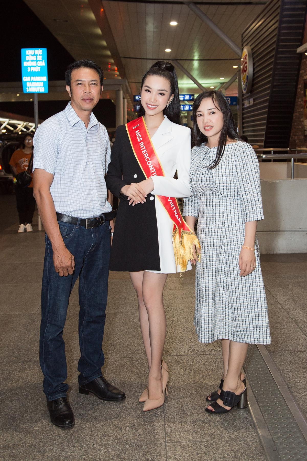 Thúy An đẹp rạng rỡ, được Tiểu Vy - Phương Nga - Kiều Loan tiễn sang Ai Cập thi Miss Intercontinental 2019 Ảnh 7