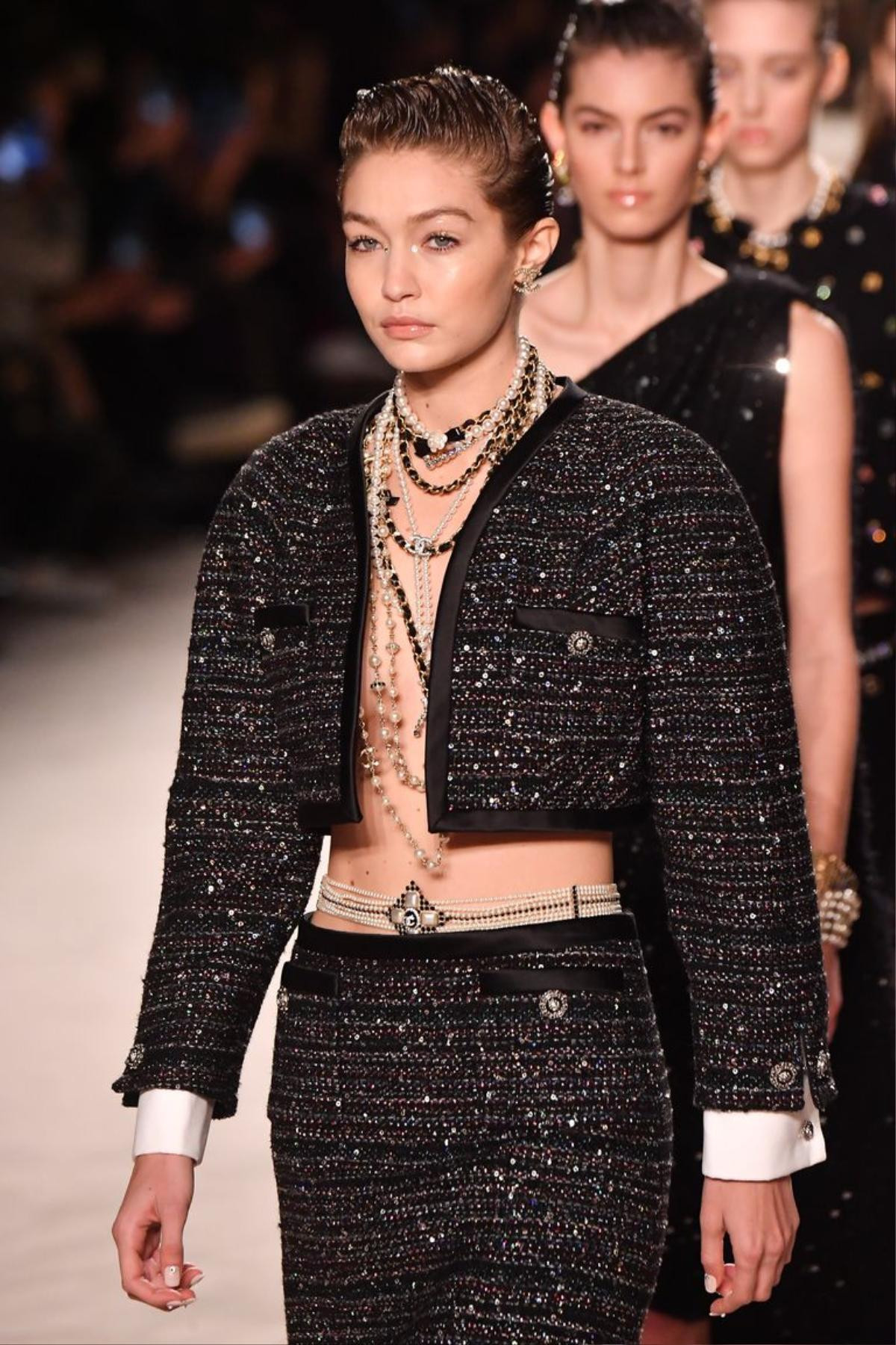 Chanel mang cơn sốt hip chains 20 năm trước lên sàn catwalk 2020 Ảnh 3