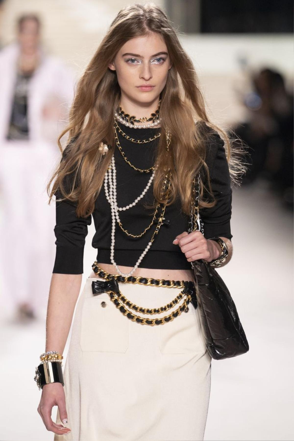 Chanel mang cơn sốt hip chains 20 năm trước lên sàn catwalk 2020 Ảnh 2