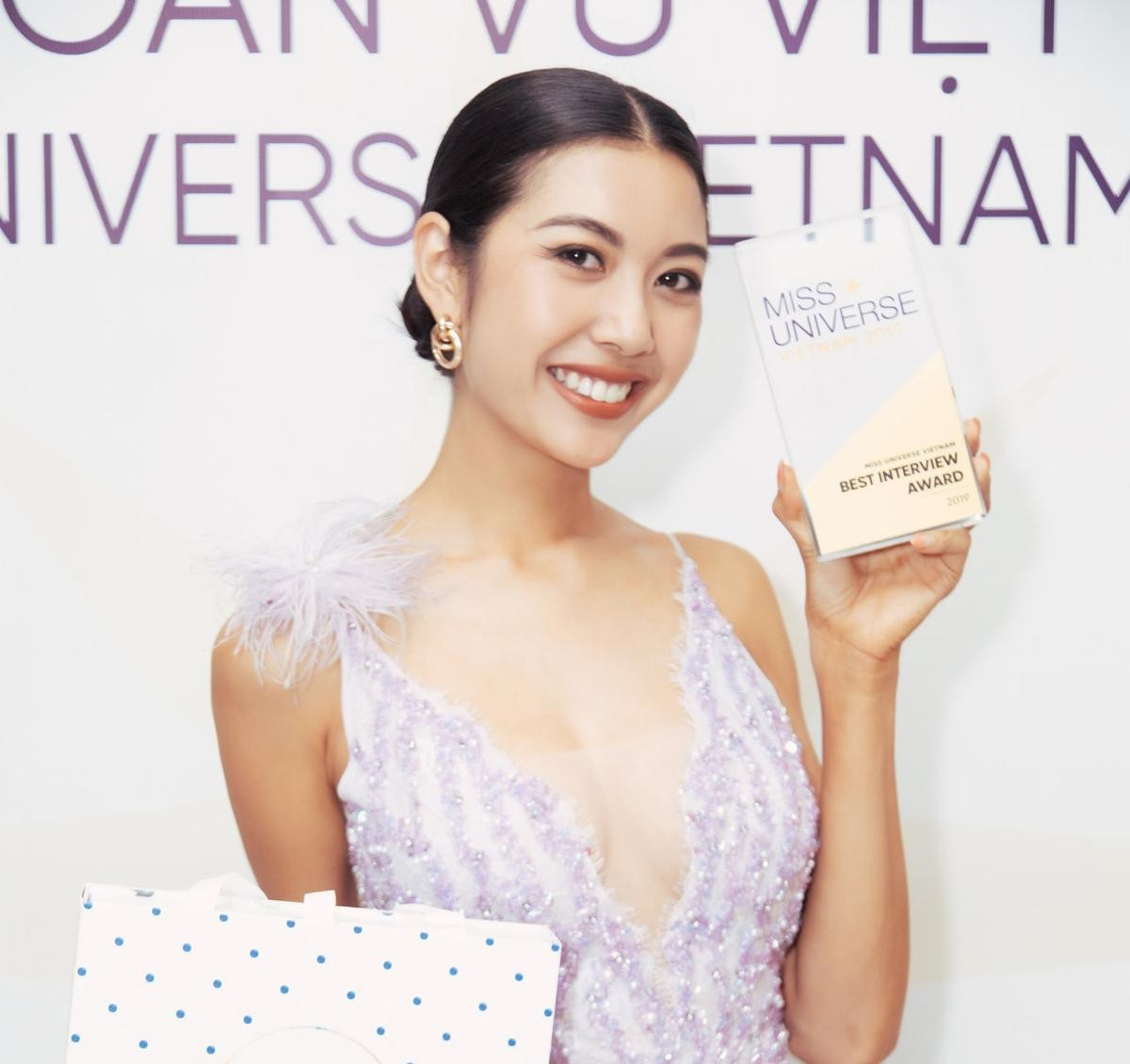 Thúy Vân giật giải phụ thứ 2 tại Miss Universe Vietnam: Ứng xử hay nhất còn ai ngoài 'Micro Phạm' Ảnh 1