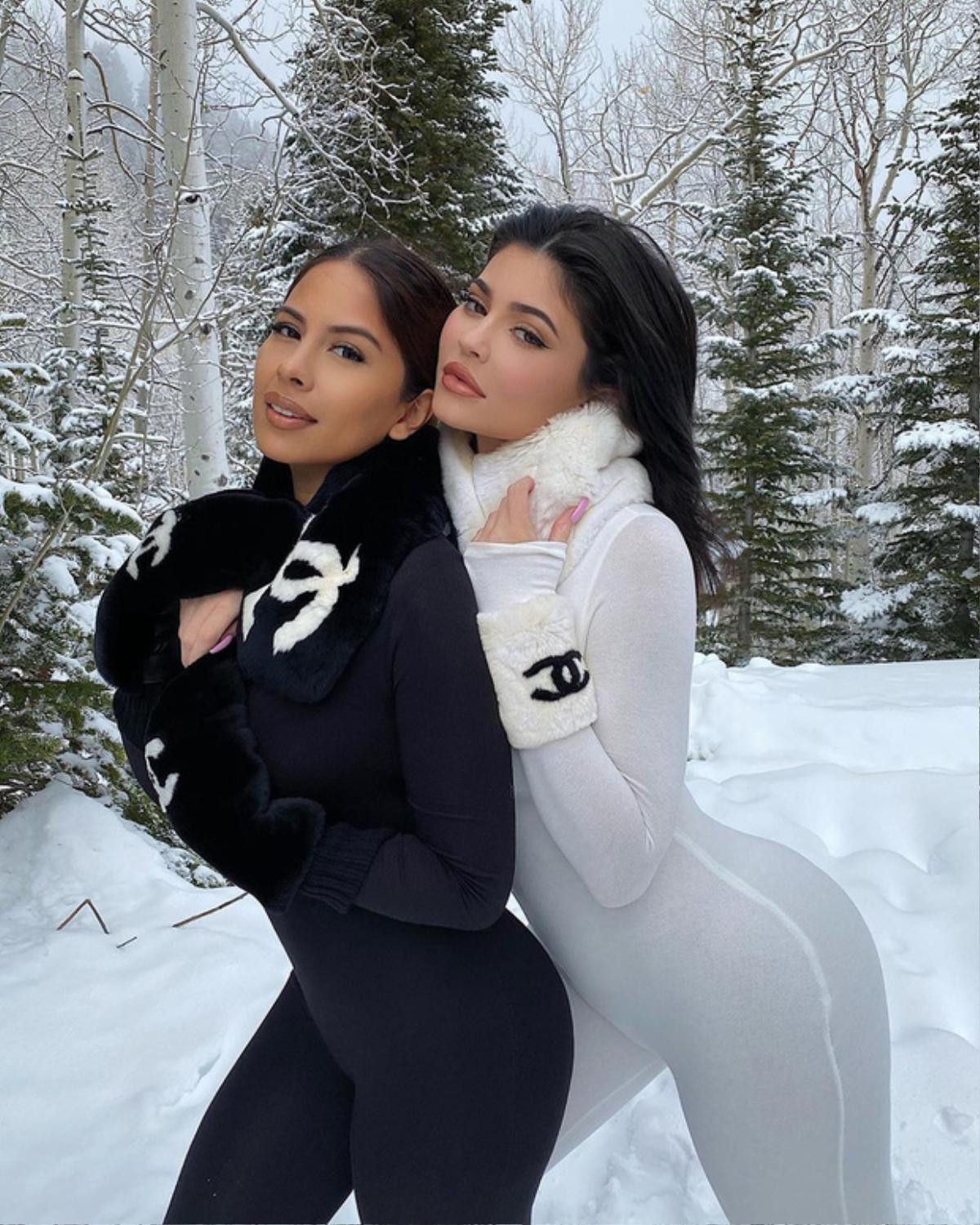 Thời tiết mùa Đông có âm độ chả ngăn cản được Kylie Jenner khoe dáng trong bộ bodysuit mỏng manh Ảnh 4