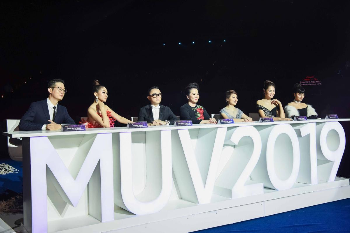 Mâu Thuỷ đẹp rạng rỡ, Lệ Hằng quyến rũ trên thảm đỏ Miss Universe Vietnam 2019 Ảnh 1