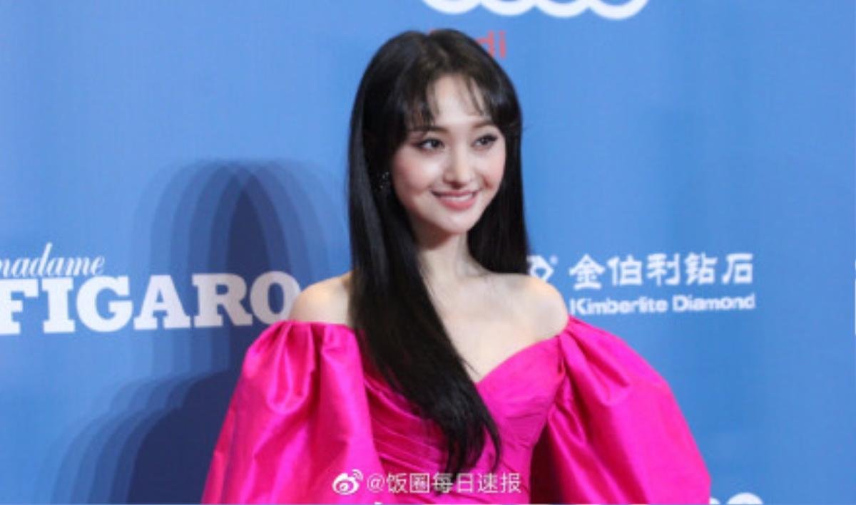 Thảm đỏ '2019 Madame Figaro Fashion Gala': Trịnh Sảng khéo léo khoe chân dài, Krystal Jung trông già dặn Ảnh 1