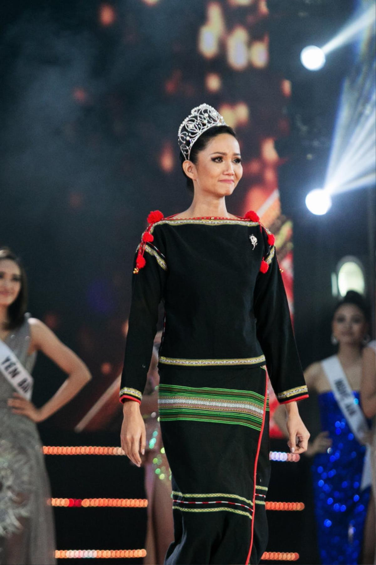 Xúc động khoảnh khắc H'Hen Niê hát 'Cảm ơn' của Đen Vâu tại Miss Universe Vietnam 2019 Ảnh 1