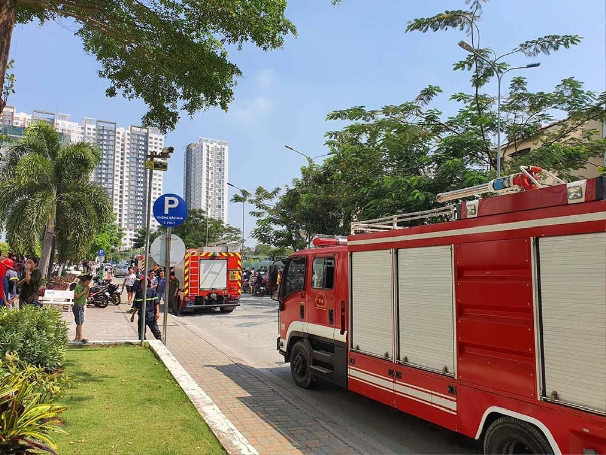 Chung cư bốc cháy ngùn ngụt ở Sài Gòn, hàng trăm cư dân tá hỏa tháo chạy Ảnh 2