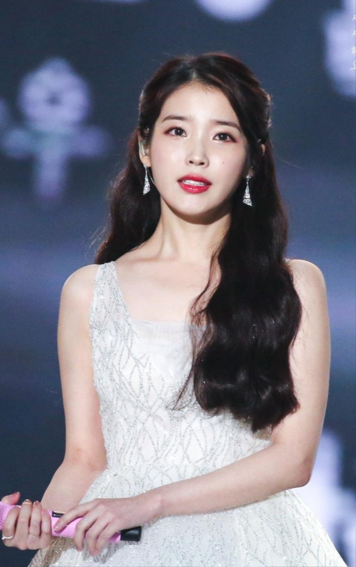 IU đạt 'Triple Crown' cho Blueming trên Inkigayo hôm nay (15/12) Ảnh 2