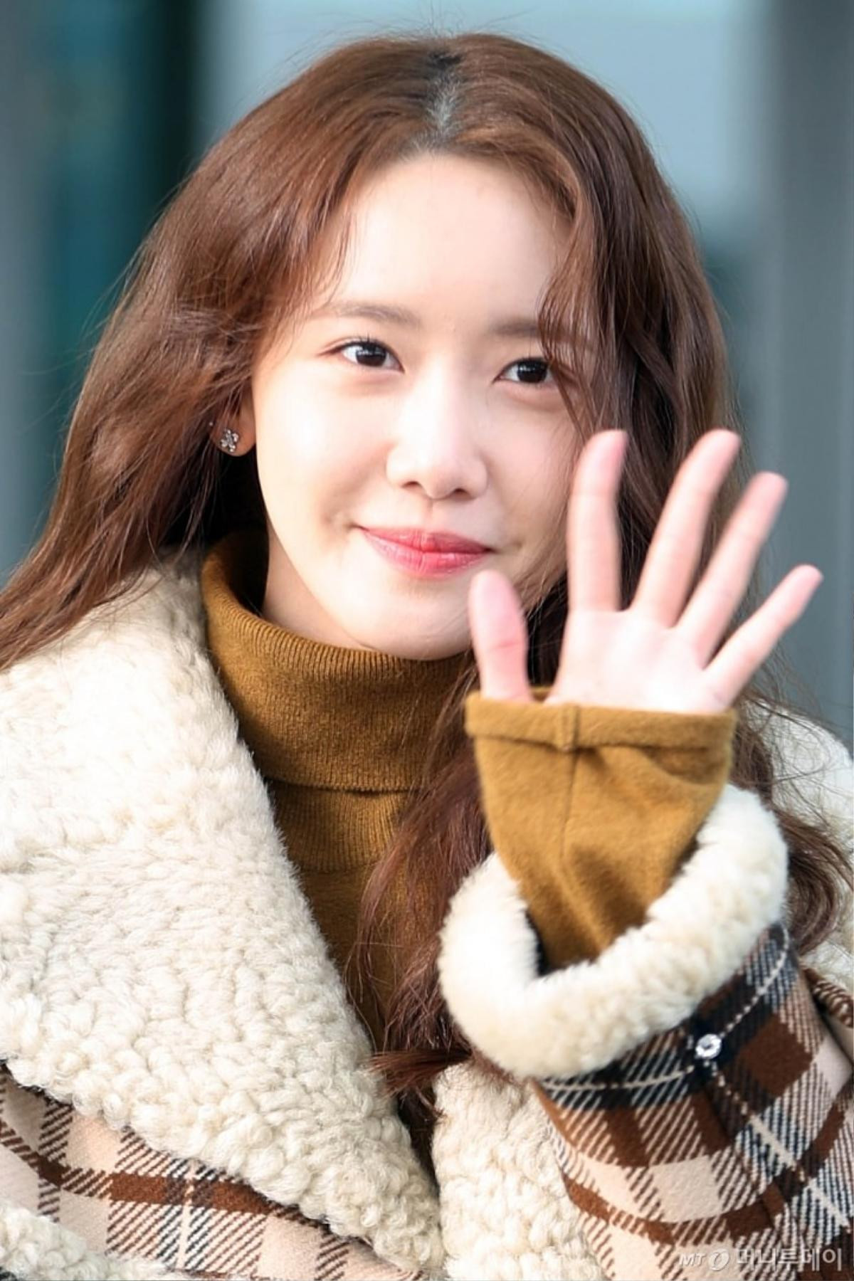 BTS lộ rõ vẻ mệt mỏi với lịch trình dày dặc, Yoona (SNSD) đẹp tựa nữ thần tại sân bay Ảnh 22