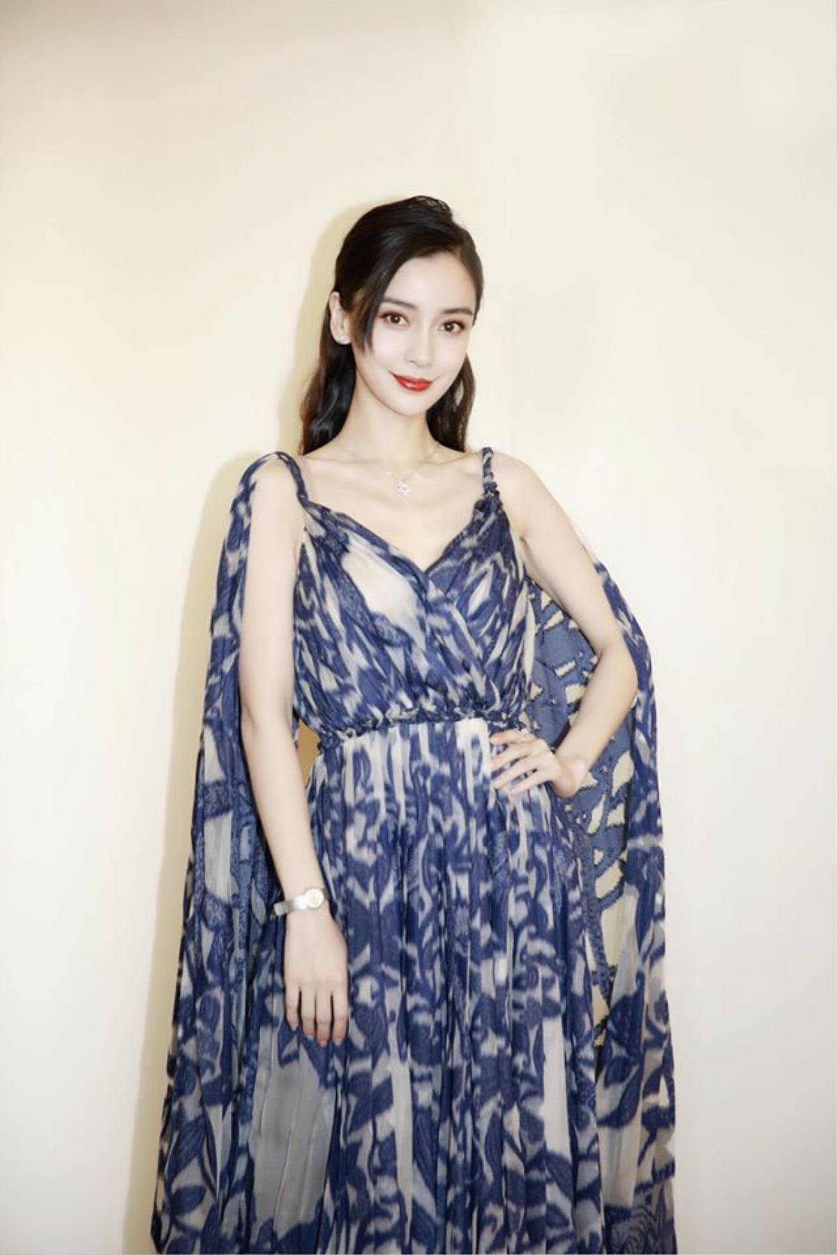 Angelababy, Tần Lam khoe chân nuột nà trong những chiếc váy mỏng manh bất chấp tiết trời lạnh giá Ảnh 5