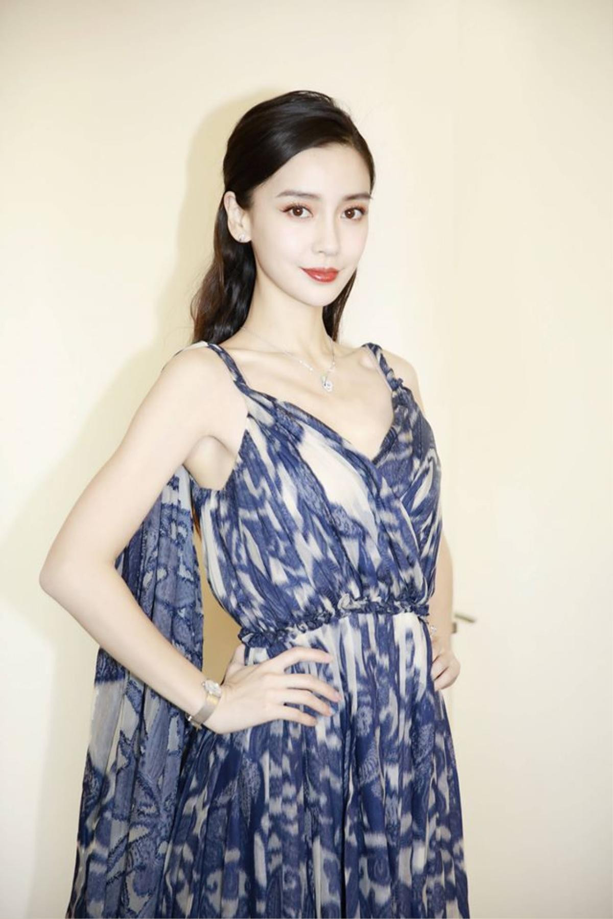 Angelababy, Tần Lam khoe chân nuột nà trong những chiếc váy mỏng manh bất chấp tiết trời lạnh giá Ảnh 6