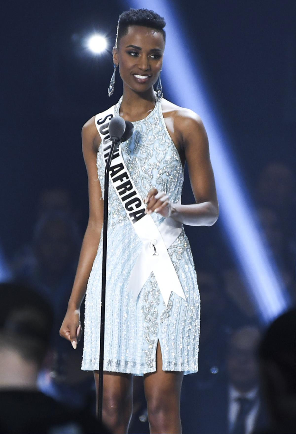 Trình độ học vấn của tân Hoa hậu Hoàn vũ Thế giới - Miss Universe 2019 Ảnh 2