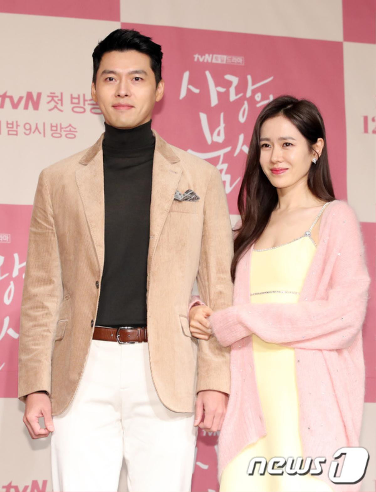 Họp báo 'Crash Landing on You': Son Ye Jin - Hyun Bin đẹp đôi đến ngộp thở, áp đảo cặp phụ Ảnh 16