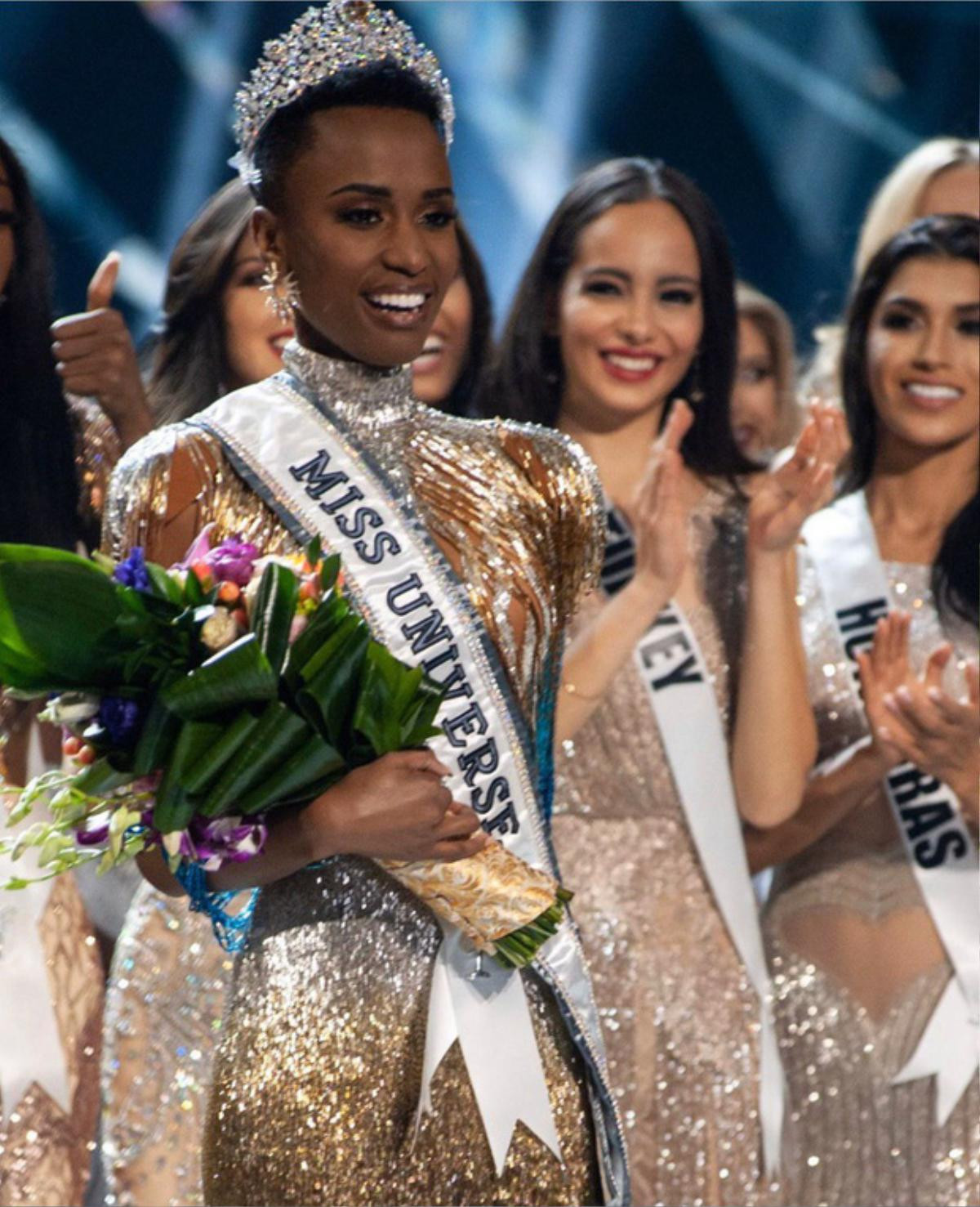 Gu thời trang đầy màu sắc, rạng rỡ của người đẹp Nam Phi đăng quang Miss Universe 2019 Ảnh 1