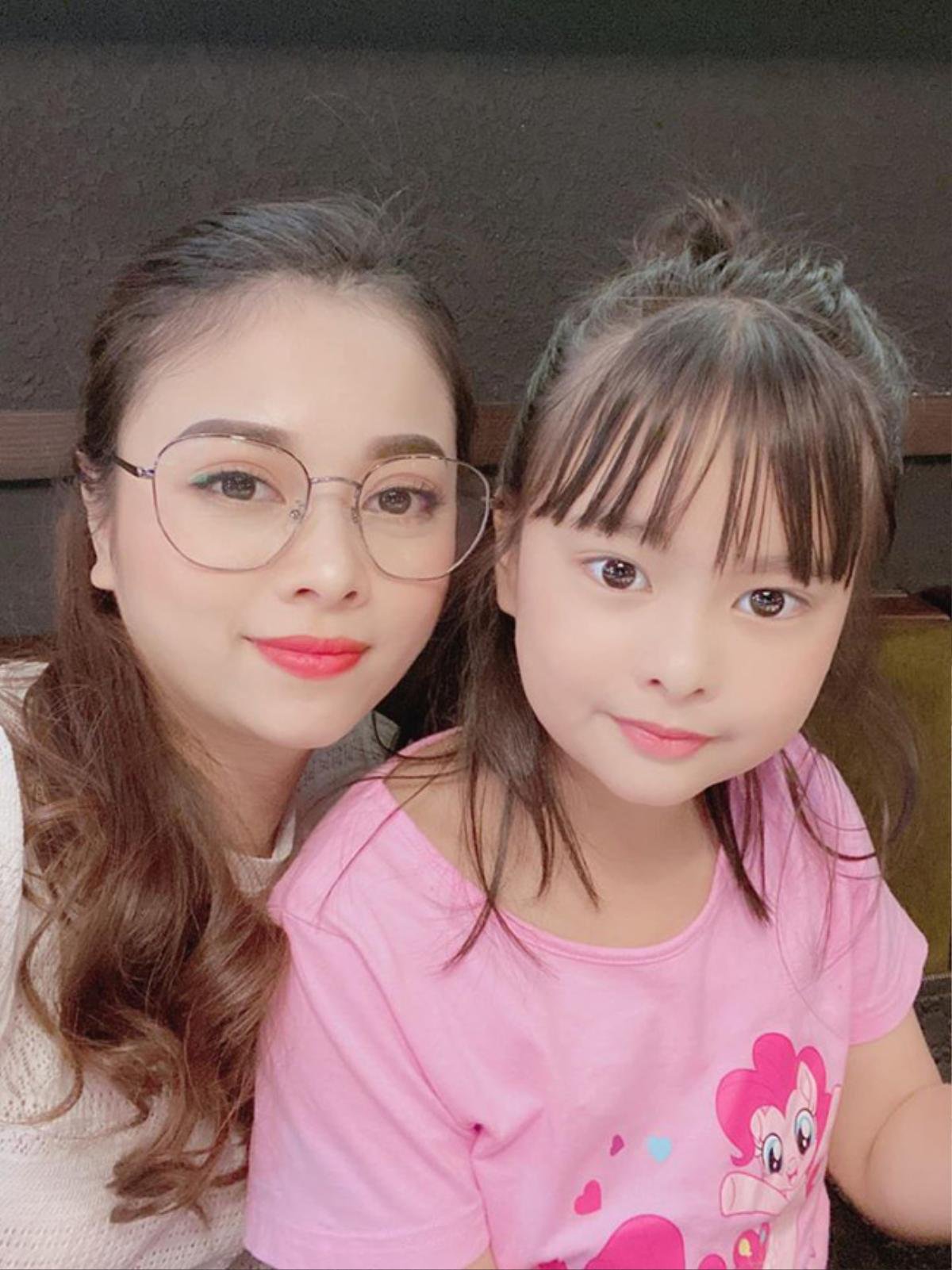 Đăng hình cùng con gái lớn nhưng hotmom Hằng Túi lại được dân tình lại nức nở khen ngợi Ảnh 1