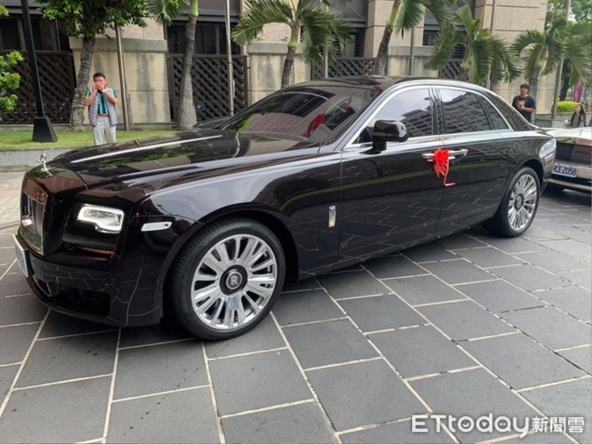 Choáng ngợp trước đám cưới bạc tỷ với dàn siêu xe đón dâu gồm toàn Lamborghini, Limousine và Rolls-Royce Ảnh 3