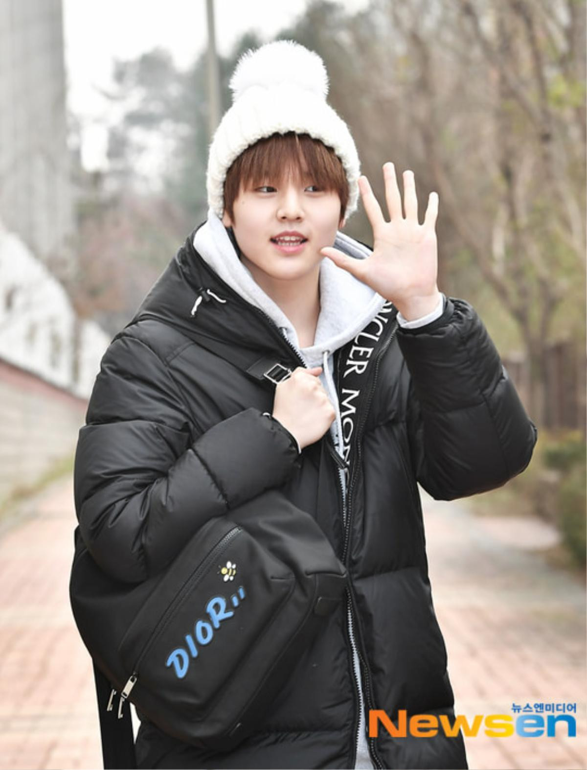 Không để 'Produce X 101' ảnh hưởng, em út Nam Do Hyun (X1) rạng rỡ trong ngày nhập học Ảnh 4