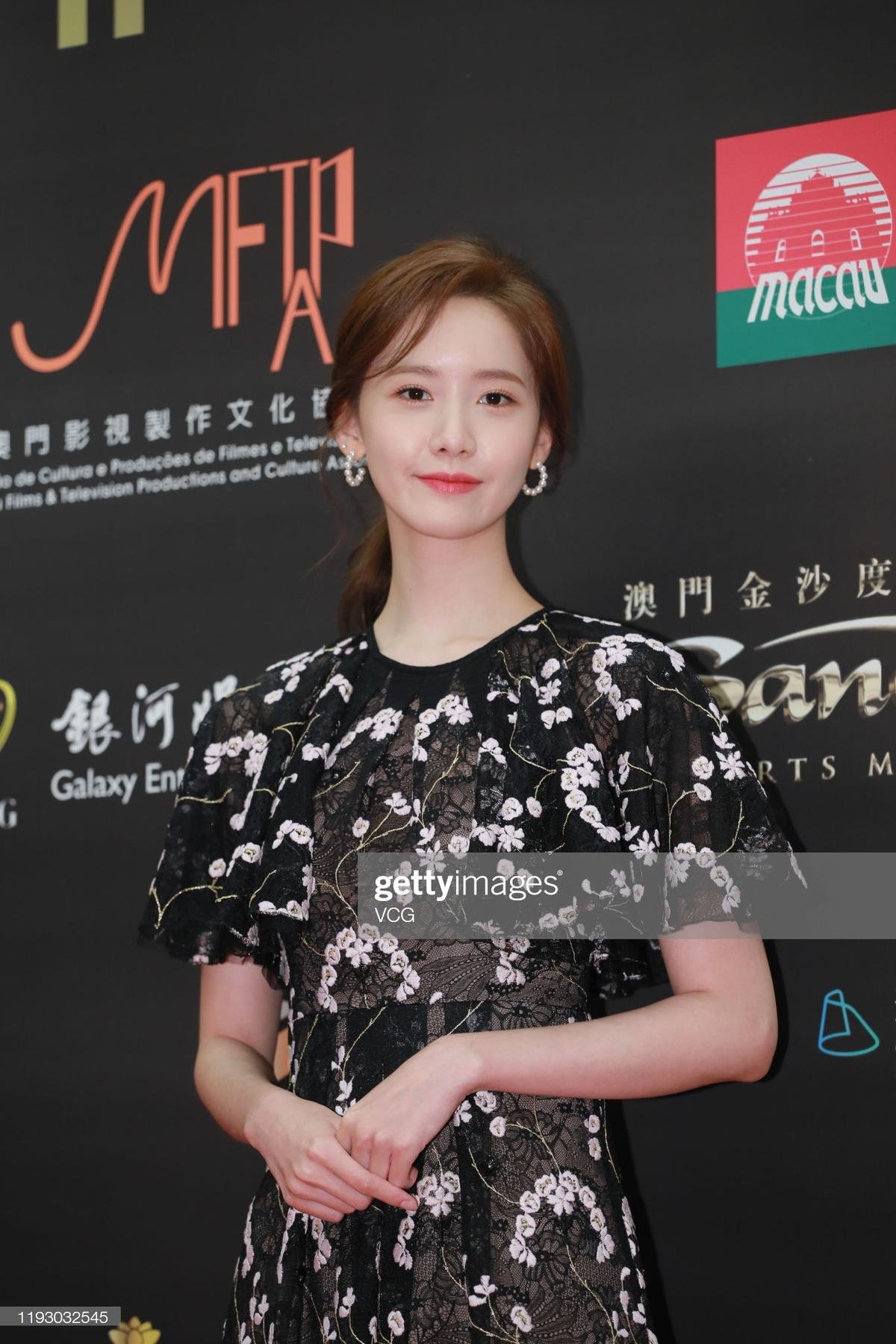 Yoona (SNSD) - Liên Bỉnh Phát 'tay bắt mặt mừng' tại 'LHP quốc tế Macao 2019' Ảnh 4