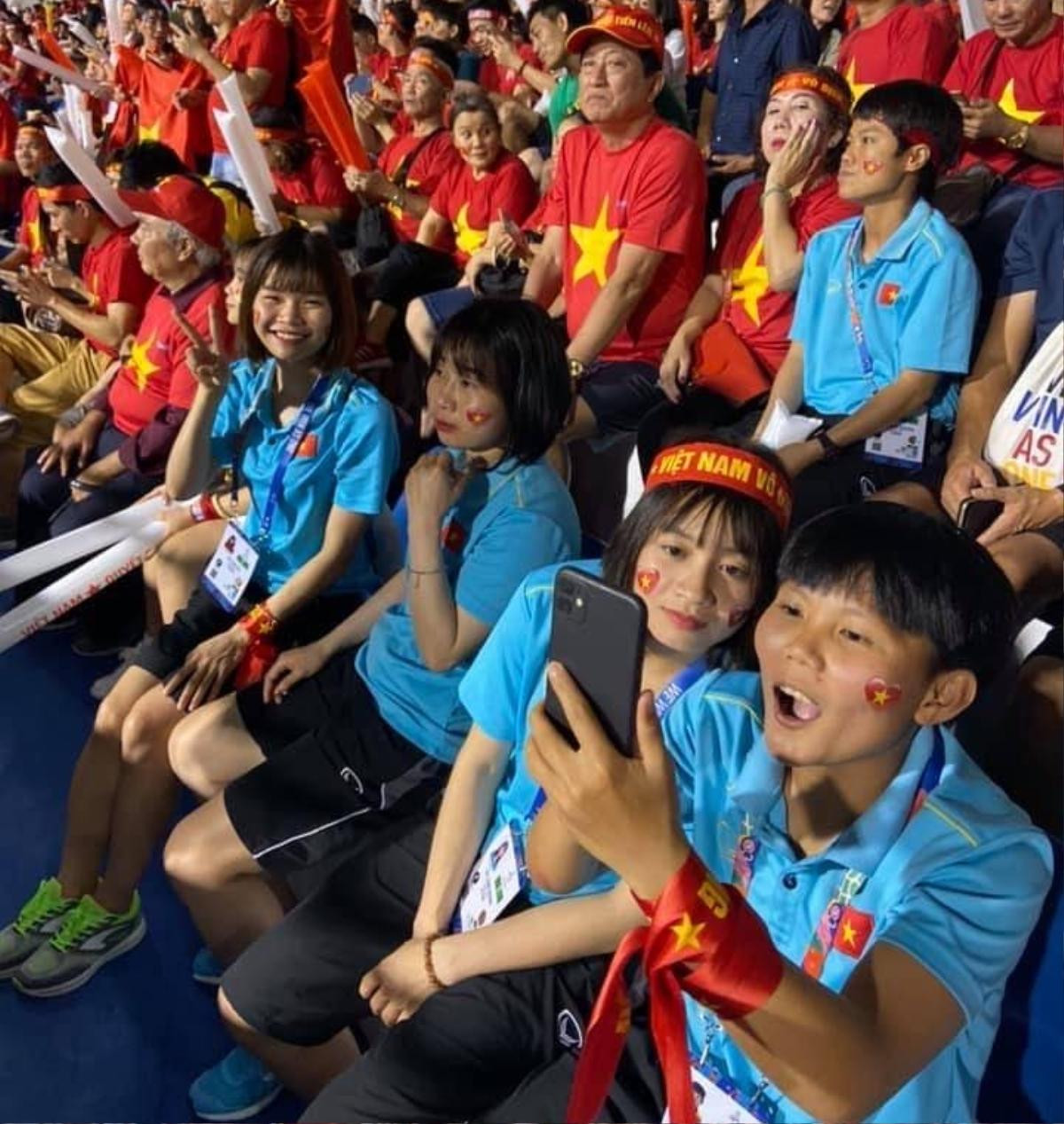 Tuyển nữ Việt Nam đến sân cổ vũ thầy trò HLV Park Hang Seo giành HCV SEA Games 30 Ảnh 2