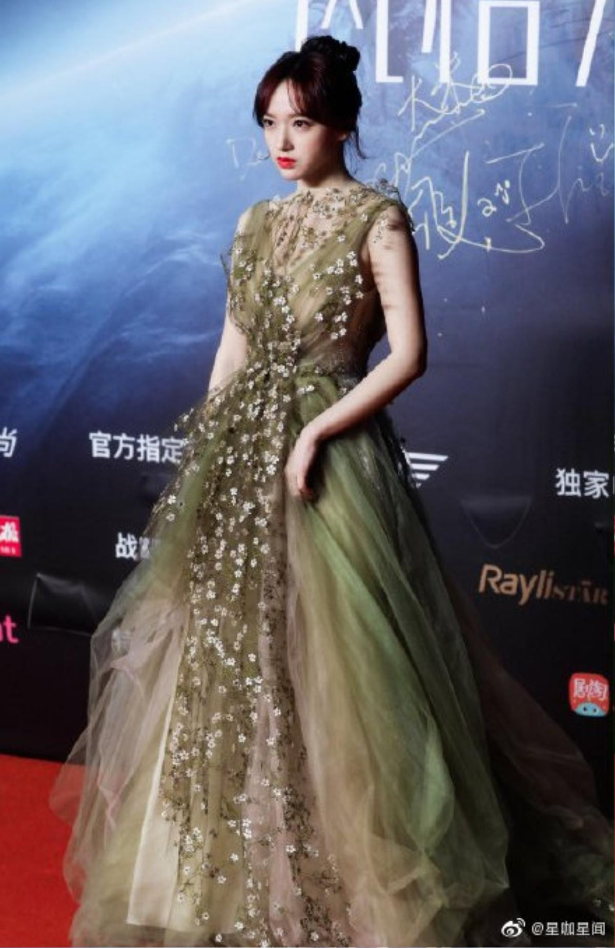 Thảm đỏ 2019 Sina Style Awards: Hứa Ngụy Châu gây chú ý với vest gợi cảm, Nghê Ni quyến rũ với tông vàng Ảnh 29