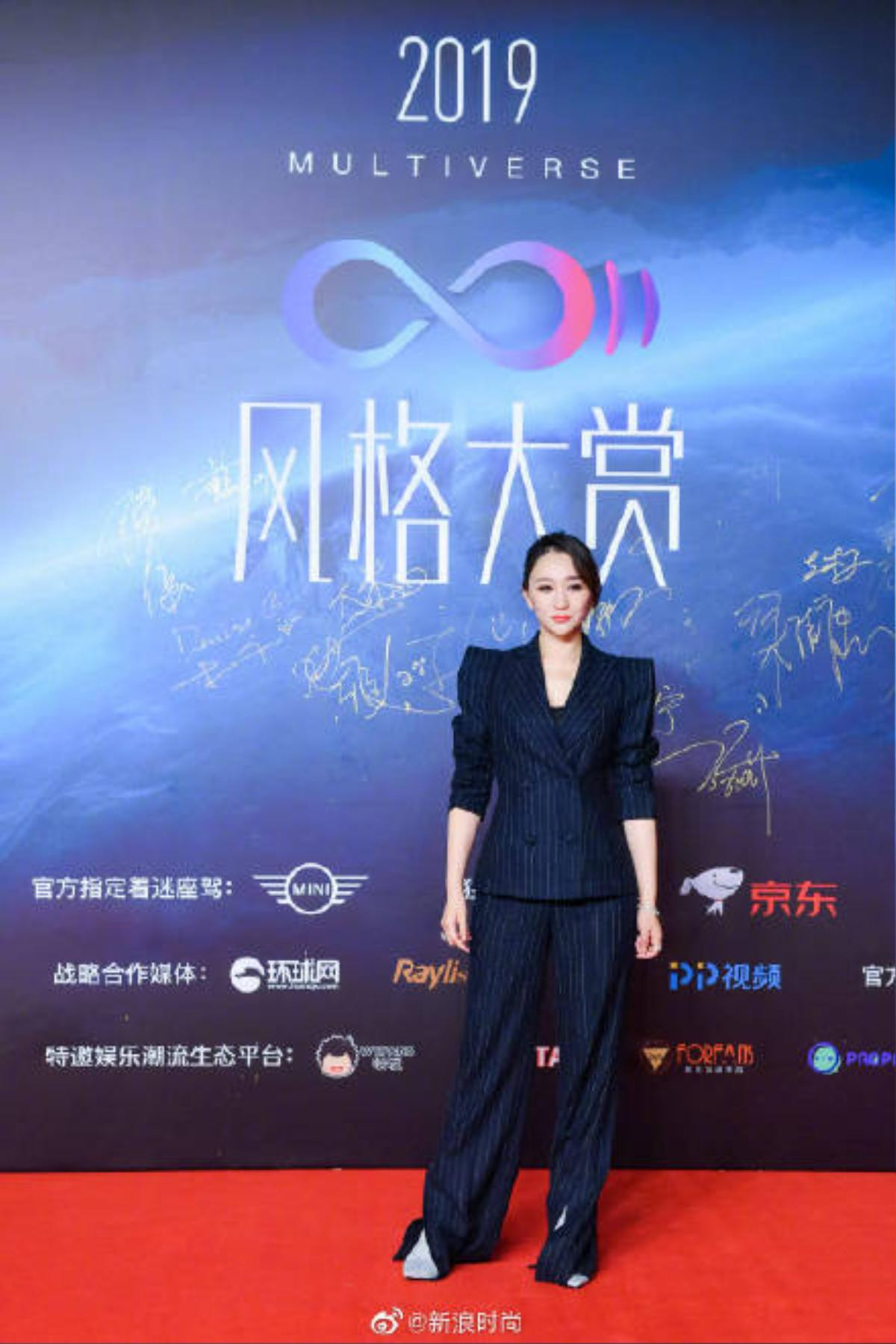 Thảm đỏ 2019 Sina Style Awards: Hứa Ngụy Châu gây chú ý với vest gợi cảm, Nghê Ni quyến rũ với tông vàng Ảnh 33