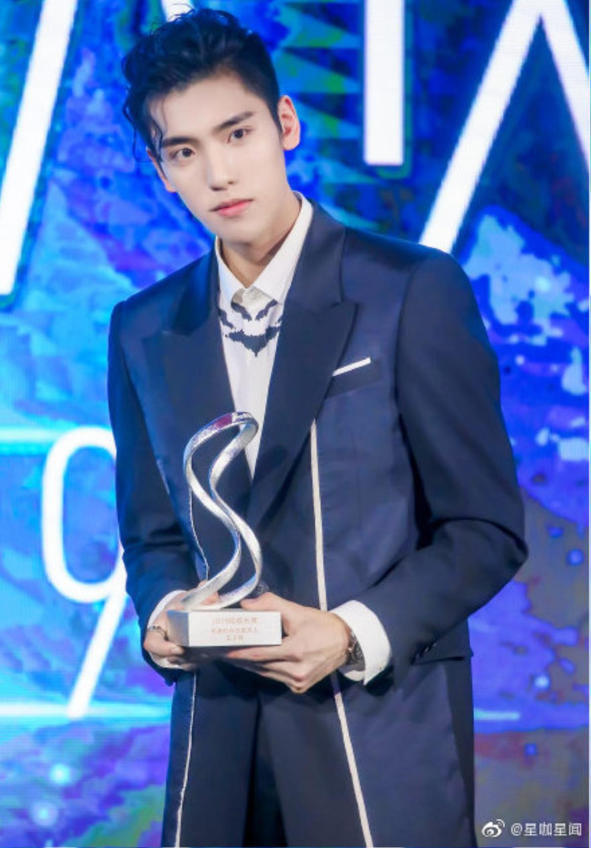 Thảm đỏ 2019 Sina Style Awards: Hứa Ngụy Châu gây chú ý với vest gợi cảm, Nghê Ni quyến rũ với tông vàng Ảnh 5