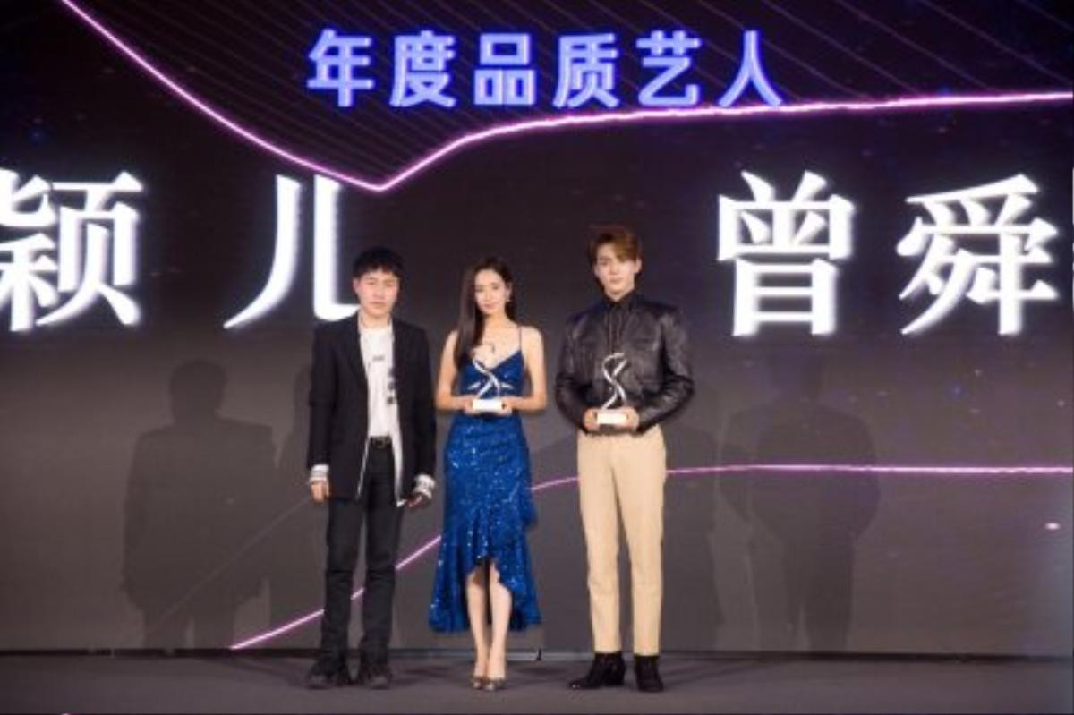 Thảm đỏ 2019 Sina Style Awards: Hứa Ngụy Châu gây chú ý với vest gợi cảm, Nghê Ni quyến rũ với tông vàng Ảnh 7