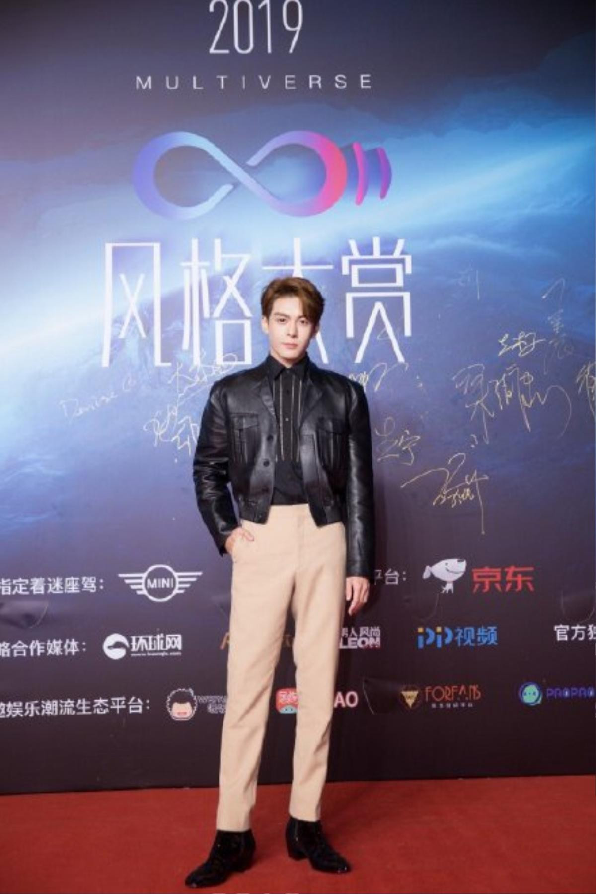 Thảm đỏ 2019 Sina Style Awards: Hứa Ngụy Châu gây chú ý với vest gợi cảm, Nghê Ni quyến rũ với tông vàng Ảnh 6