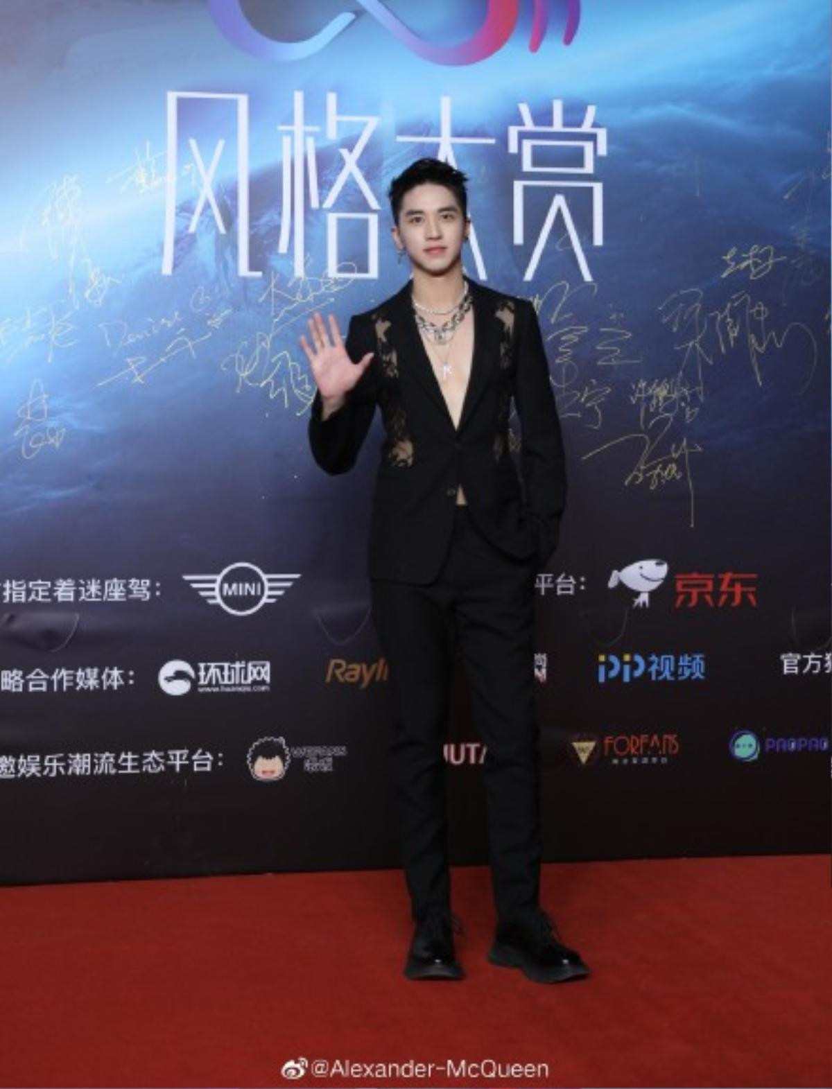 Thảm đỏ 2019 Sina Style Awards: Hứa Ngụy Châu gây chú ý với vest gợi cảm, Nghê Ni quyến rũ với tông vàng Ảnh 9