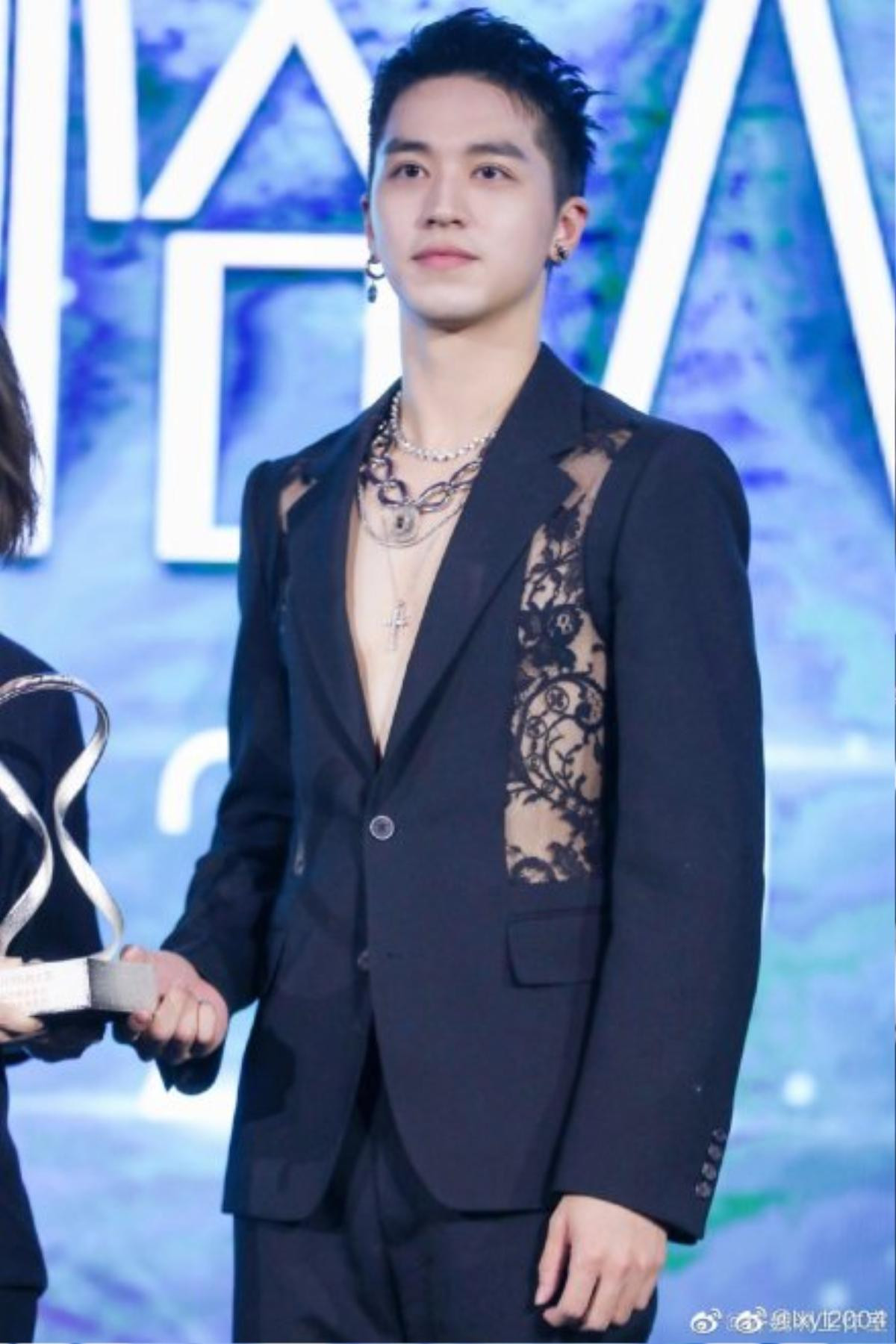 Thảm đỏ 2019 Sina Style Awards: Hứa Ngụy Châu gây chú ý với vest gợi cảm, Nghê Ni quyến rũ với tông vàng Ảnh 10