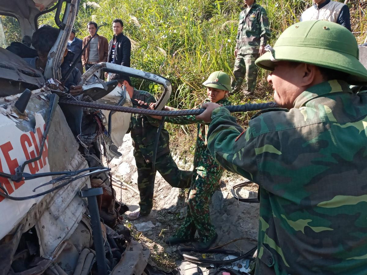 Xe chở đoàn người khuyết tật đâm vào vách núi, 2 người chết, 6 người bị thương Ảnh 2