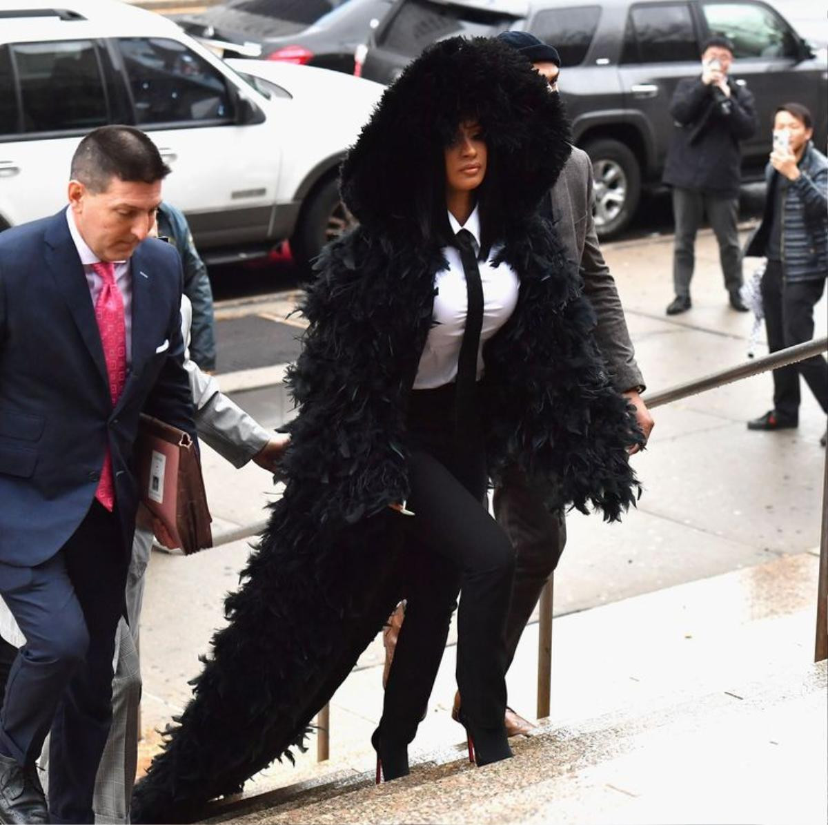 Cardi B gây sốc với áo khoác lông xù 3m quét đất đi hầu tòa Ảnh 1