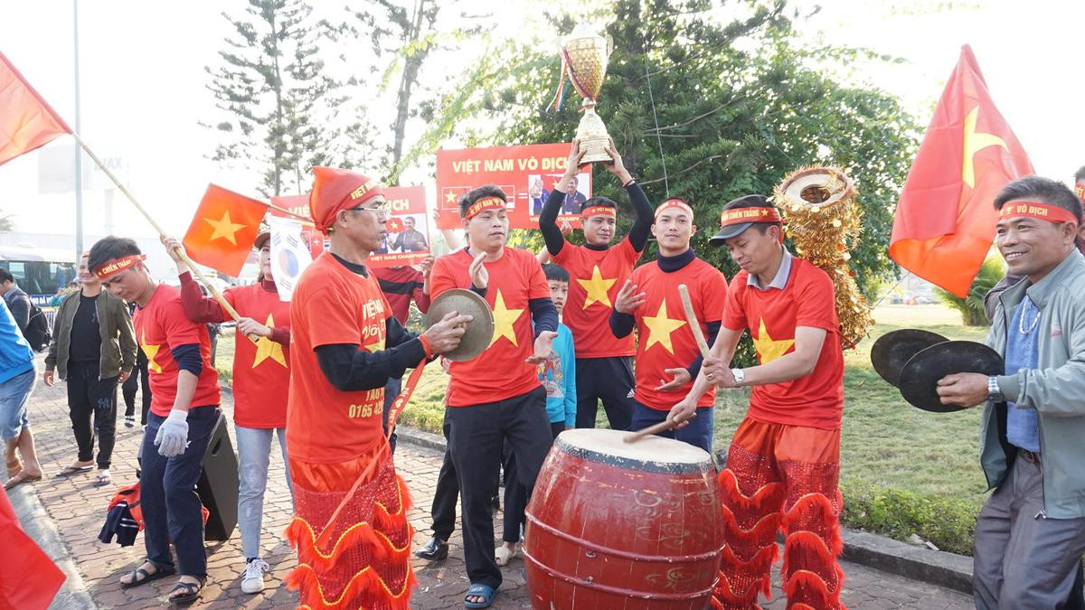 Đoàn xe tiến thẳng vào sân bay Nội Bài đón các chàng trai cô gái vàng của Việt Nam trở về, người hâm mộ reo hò rộn ràng dọc tuyến phố Ảnh 7