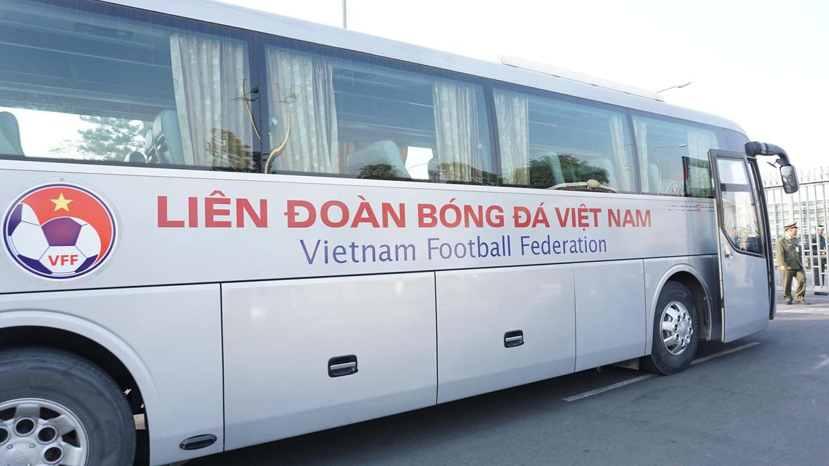 Đoàn xe tiến thẳng vào sân bay Nội Bài đón các chàng trai cô gái vàng của Việt Nam trở về, người hâm mộ reo hò rộn ràng dọc tuyến phố Ảnh 1