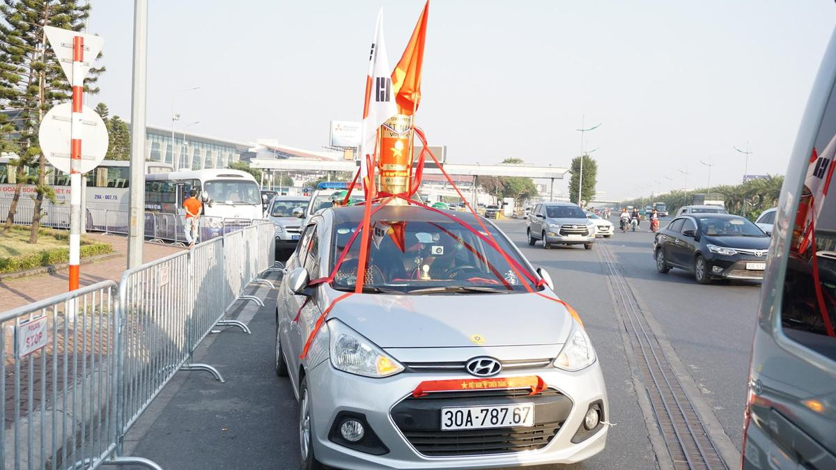 Đoàn xe tiến thẳng vào sân bay Nội Bài đón các chàng trai cô gái vàng của Việt Nam trở về, người hâm mộ reo hò rộn ràng dọc tuyến phố Ảnh 6