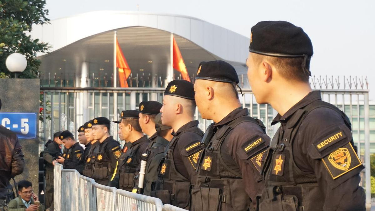 Đoàn xe tiến thẳng vào sân bay Nội Bài đón các chàng trai cô gái vàng của Việt Nam trở về, người hâm mộ reo hò rộn ràng dọc tuyến phố Ảnh 9