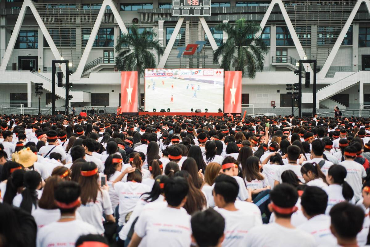 Hàng nghìn sinh viên trường ĐH Tôn Đức Thắng xác lập kỷ lục trong ngày lịch sử của bóng đá Việt Nam Ảnh 11