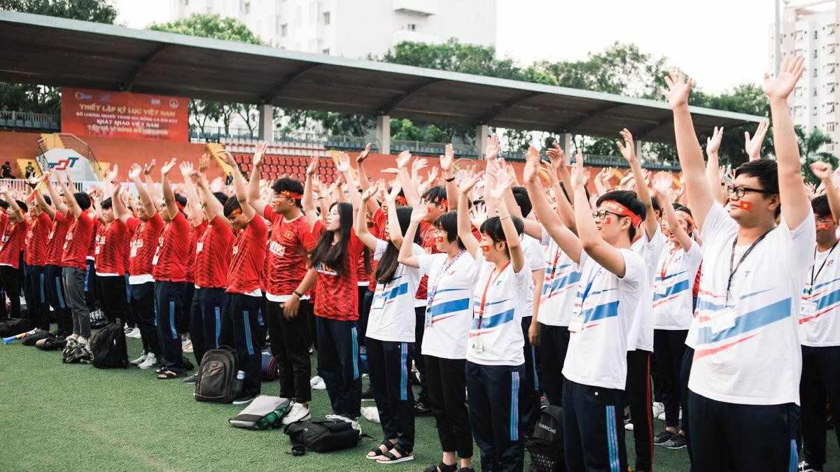 Hàng nghìn sinh viên trường ĐH Tôn Đức Thắng xác lập kỷ lục trong ngày lịch sử của bóng đá Việt Nam Ảnh 8