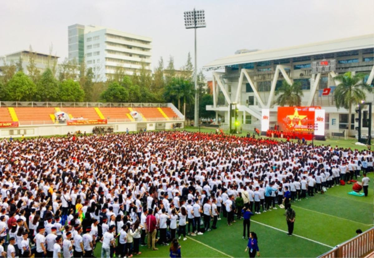 Hàng nghìn sinh viên trường ĐH Tôn Đức Thắng xác lập kỷ lục trong ngày lịch sử của bóng đá Việt Nam Ảnh 1