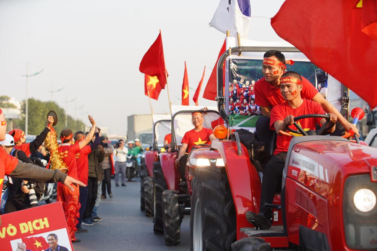 Mẹ cầu thủ Quang Hải rạng rỡ ‘gia nhập‘ đội quân máy cày tiến thẳng từ nhà lên sân bay Nội Bài đón con trai Ảnh 4