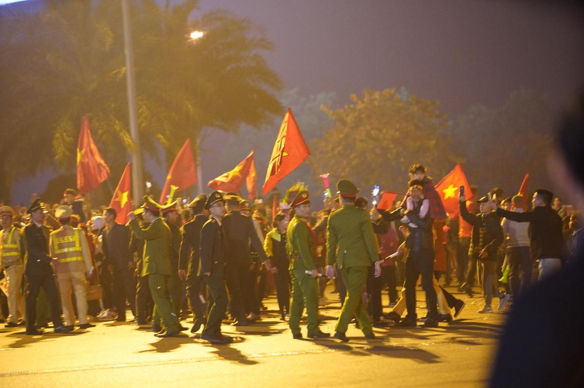 Chùm ảnh: Xe buýt đưa đoàn thể thao Việt Nam rời sân bay Nội Bài trong sự chào đón nồng nhiệt của hàng trăm người hâm mộ Ảnh 8