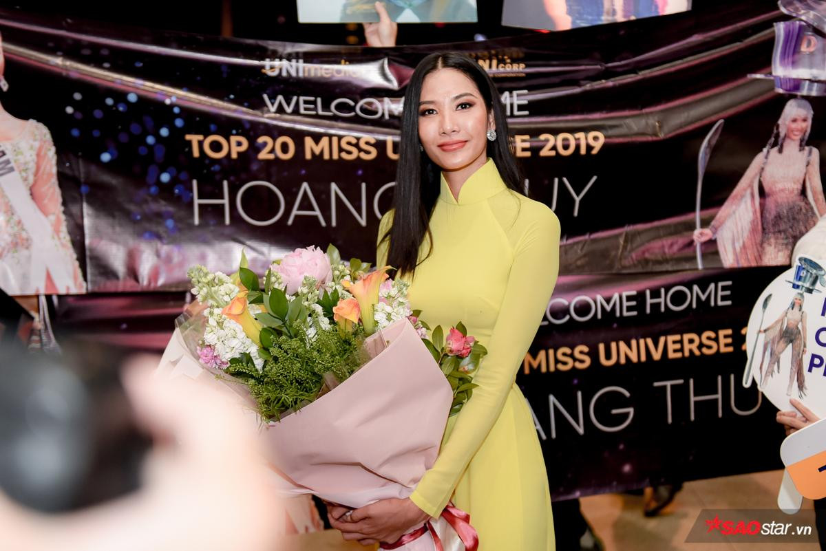 Trở về từ Miss Universe, Hoàng Thùy diện áo dài vàng rạng rỡ ôm chầm hoa hậu Khánh Vân Ảnh 2